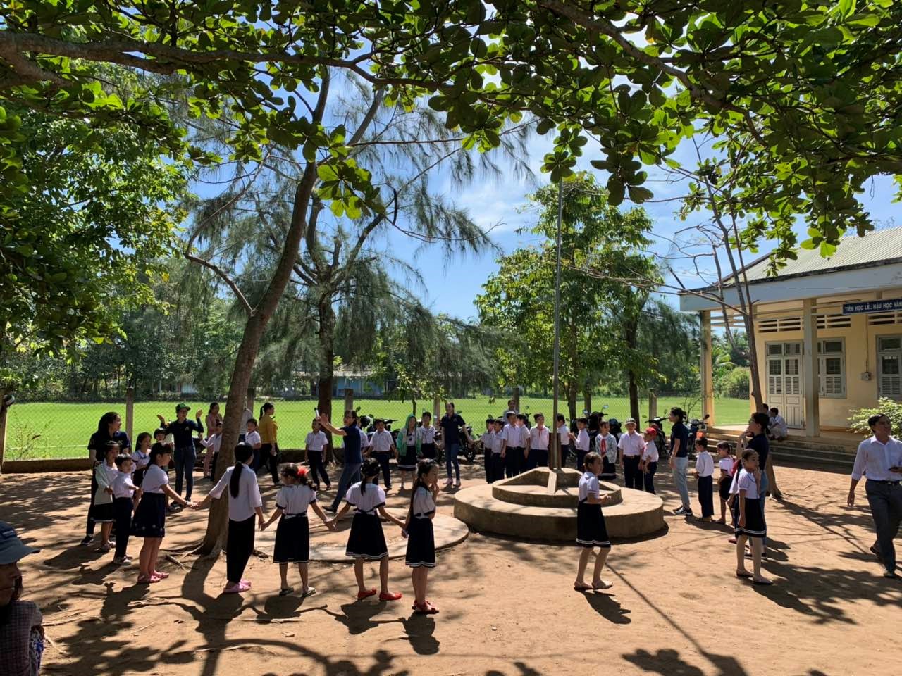 Having fun with pupils – Photo by A Plus Corp