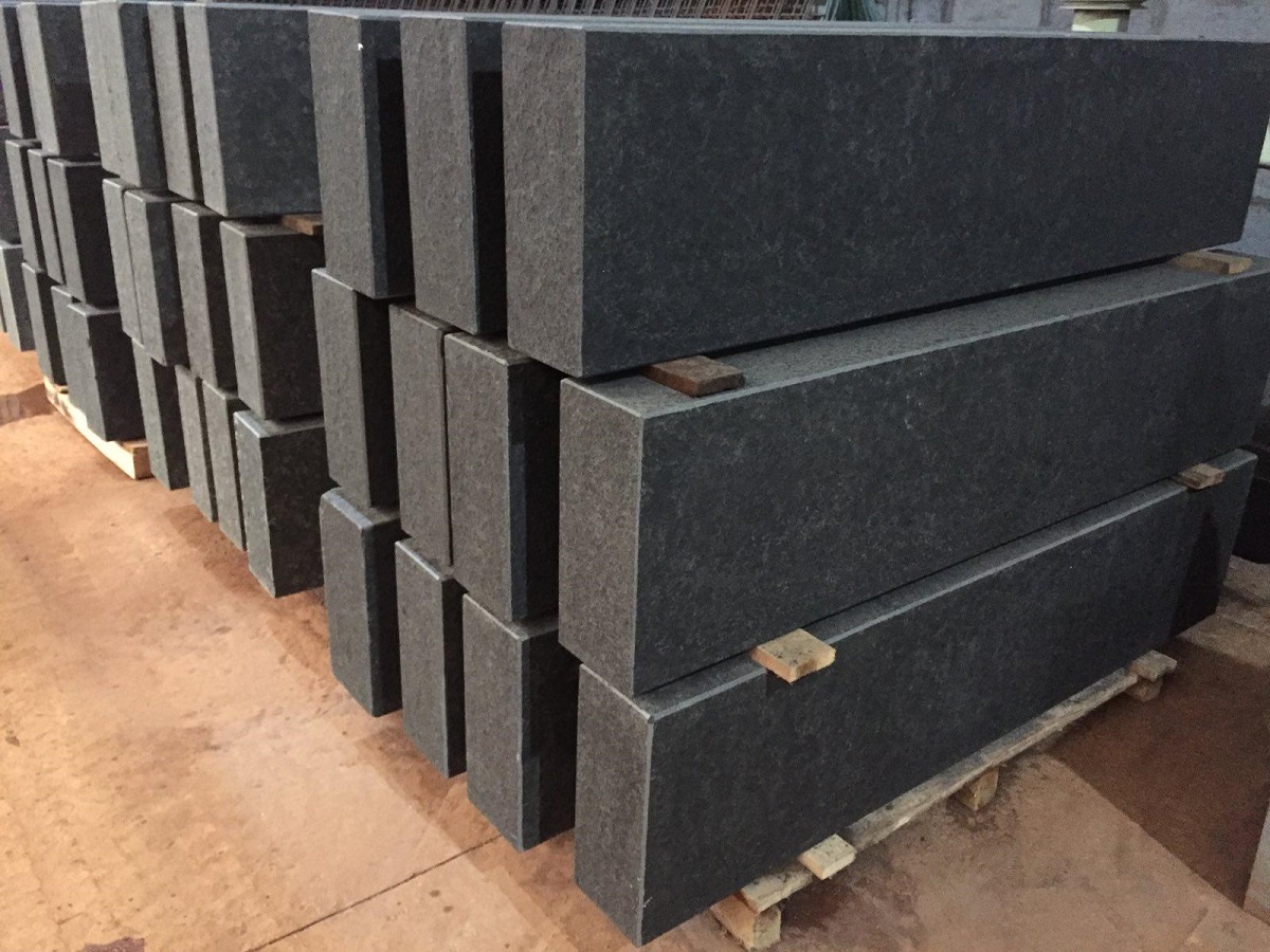 Basalt kerbs/palisades